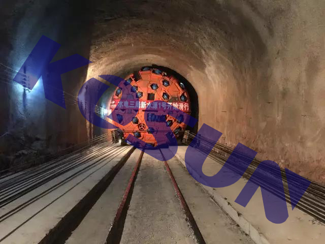 國產首臺雙護盾硬巖掘進機創月進尺新紀錄