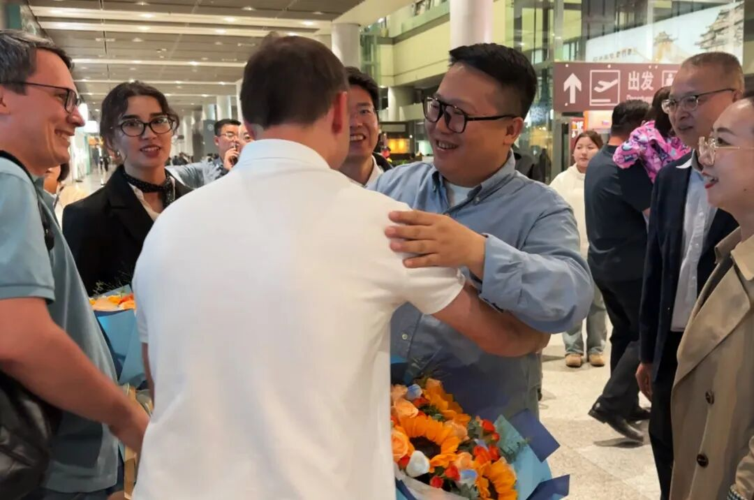雙方在機場親切擁抱